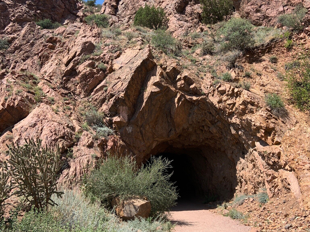 Tunnel Drive Trail Head景点图片