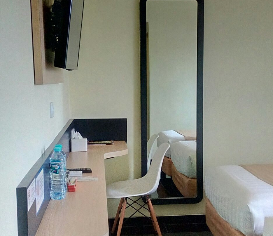 Front One Inn Kediri主图