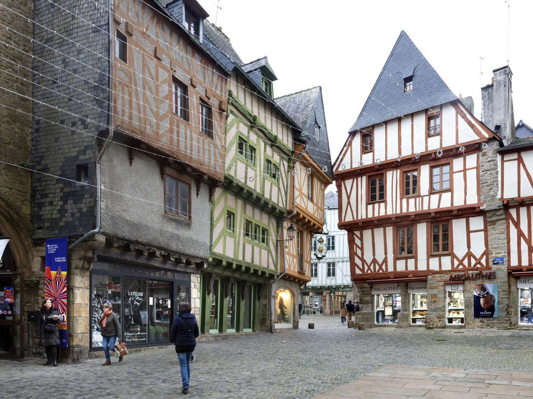 Place Saint-Pierre-瓦讷必去景点