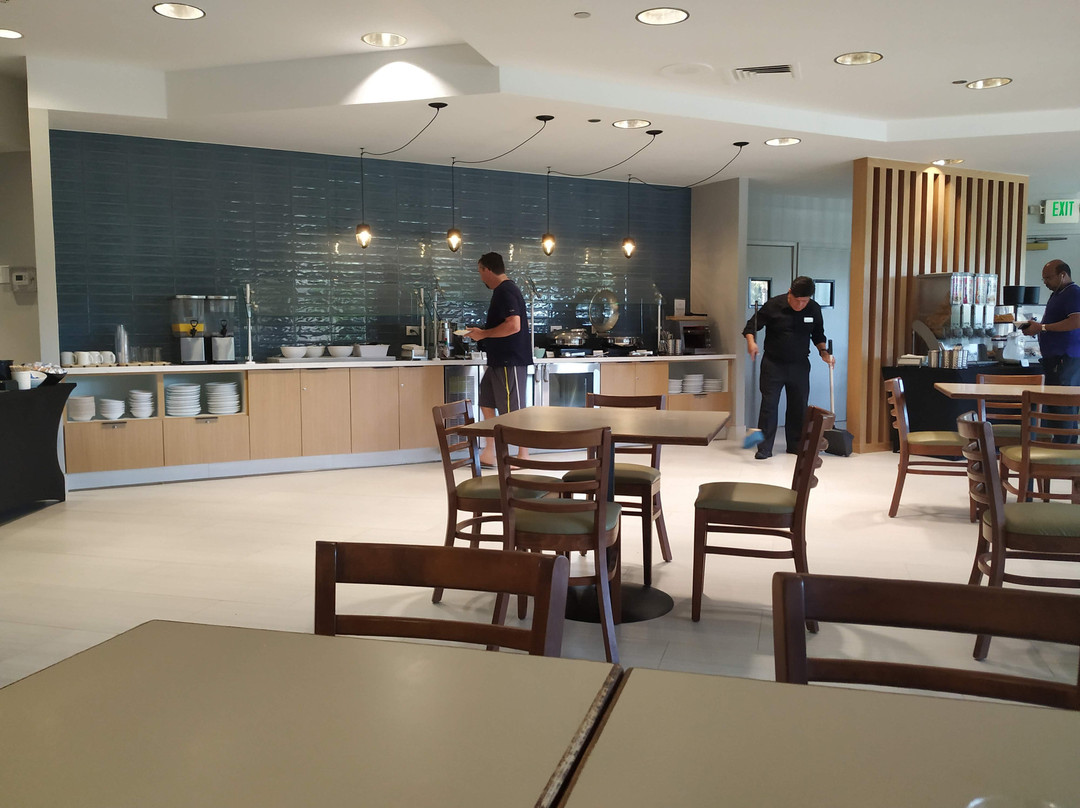 桑尼维尔卡尔森乡村套房旅馆主图