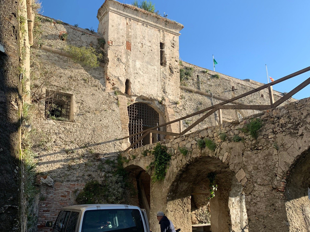 Fortezza di Castelfranco-菲纳莱利古雷必去景点