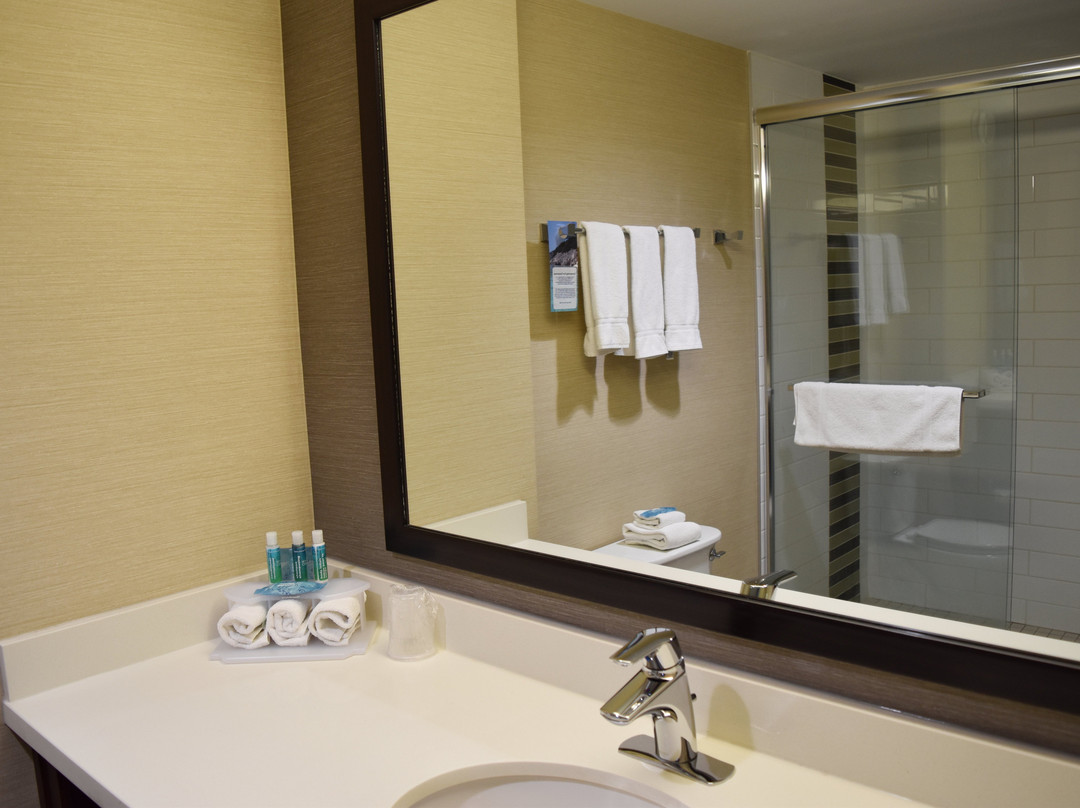 Holiday Inn Express Golden-Kicking Horse主图