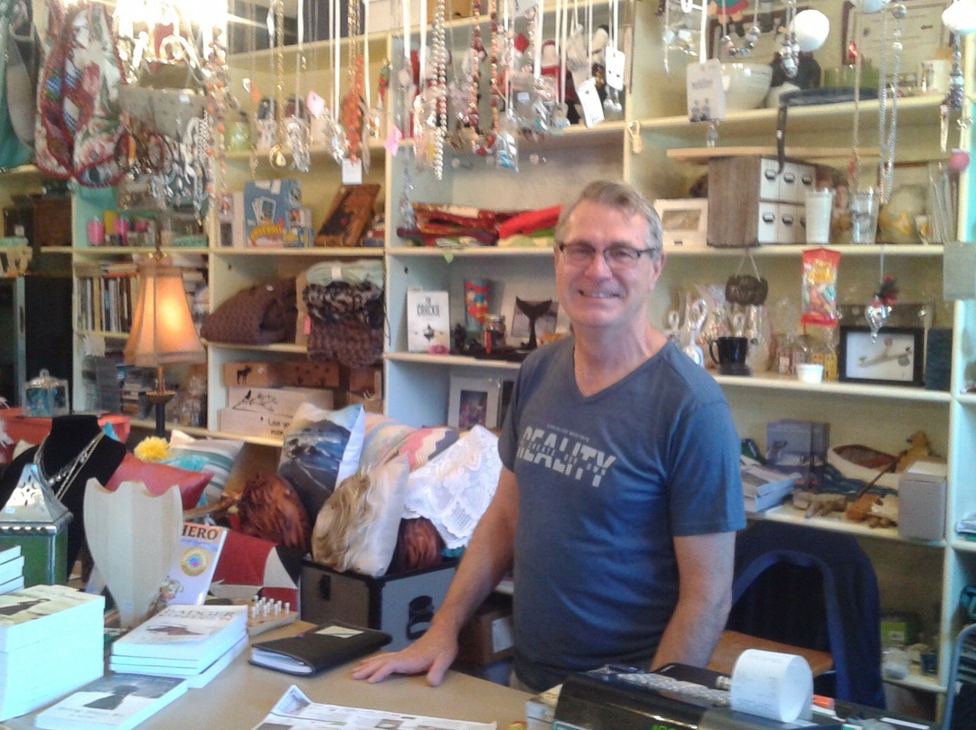 Washed Ashore Antiques & Coffee Bar-Trinity必去景点