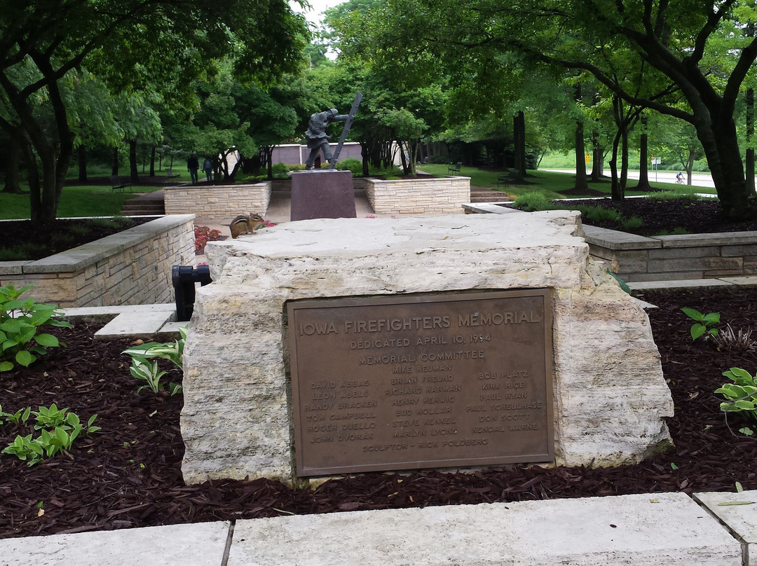 Iowa Firefighters Memorial景点图片