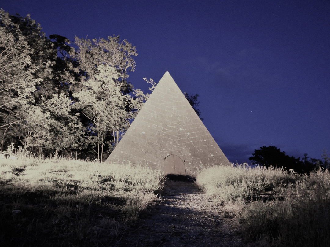 Aghancon旅游景点-Kinnitty Pyramid