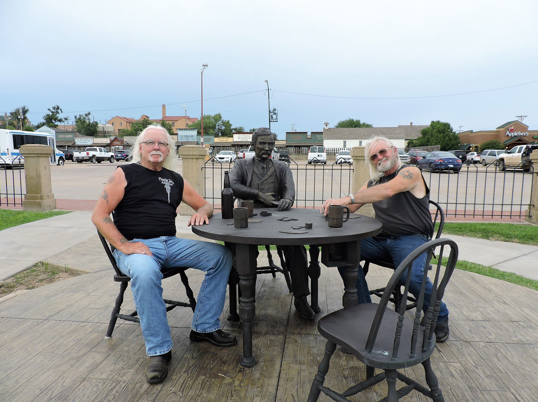 Cowboy Statue On Boot Hill-道奇城必去景点