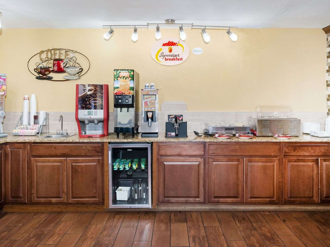 Super 8 by Wyndham Warrensburg主图