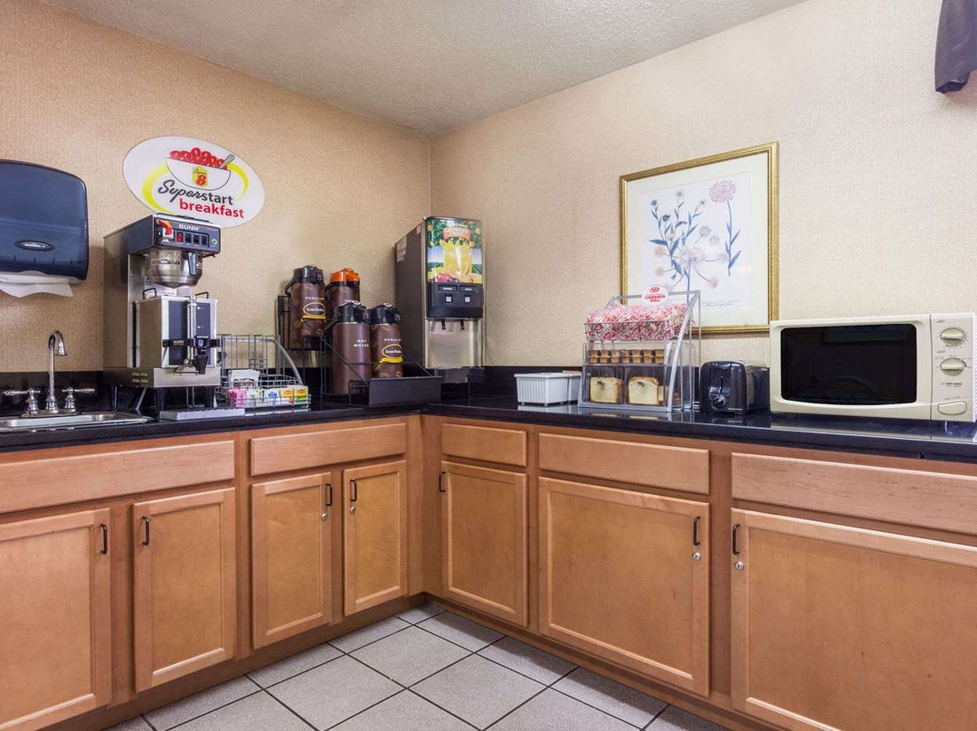 Super 8 by Wyndham Carrollton主图