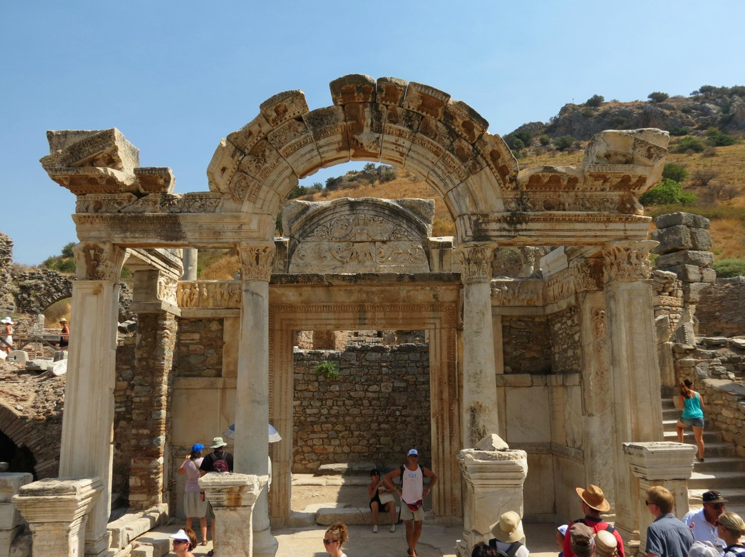 Temple of Hadrian景点图片