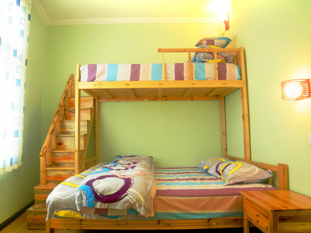 凤凰等你来主题客栈观景店主图