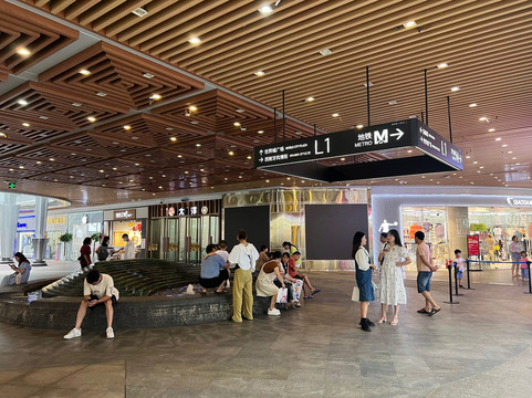 光谷步行街-武汉市必去景点