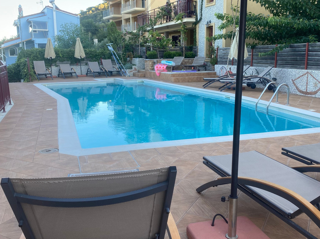 格瑞克爱奥尼亚套房酒店主图