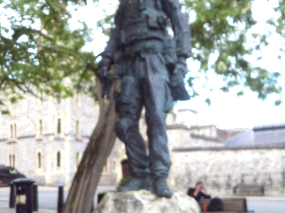 Irish Guardsman Statue-温莎必去景点