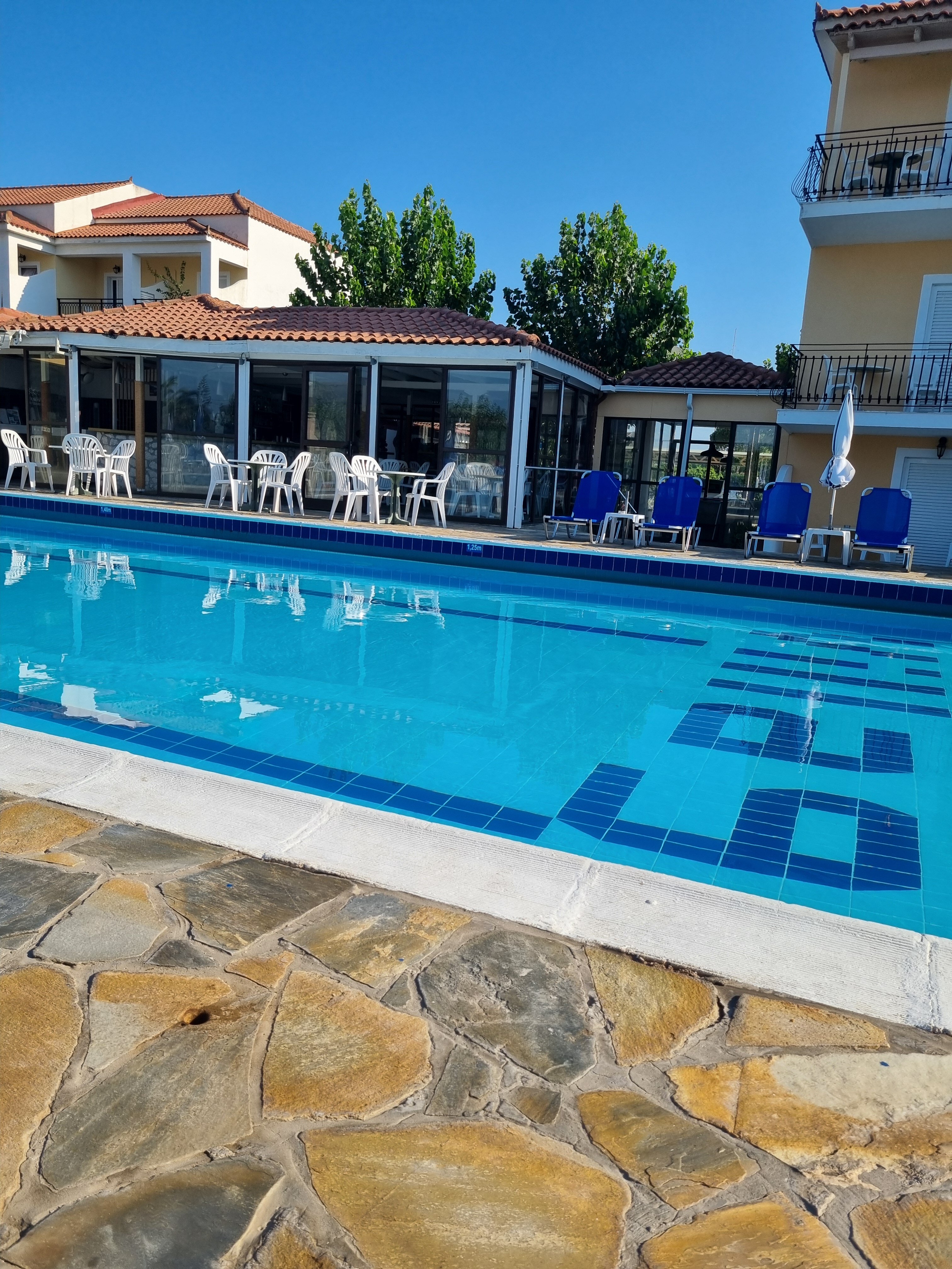 Village Inn Studios & Family Apartments-泳池