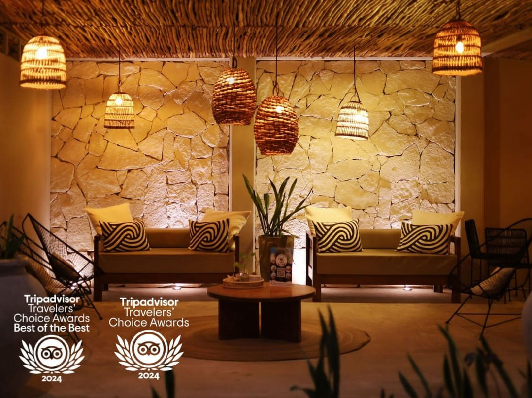 Noah Beach Hotel & Suites主图