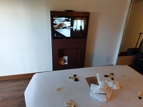 普吉岛宜必思卡塔酒店主图