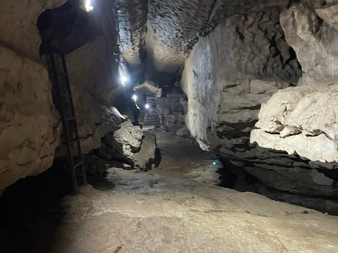Arwah Cave景点图片