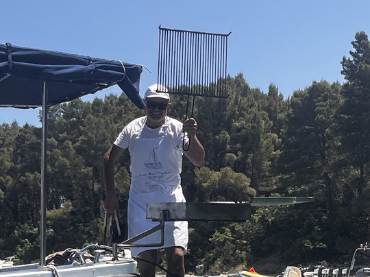 Fishing Boat Together-科尔丘拉镇必去景点