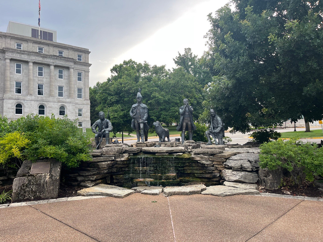 Lewis and Clark Monument Trailhead Plaza-杰佛逊市必去景点