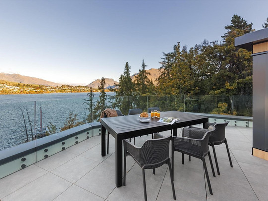 皇后镇湖岸盛橡度假酒店主图