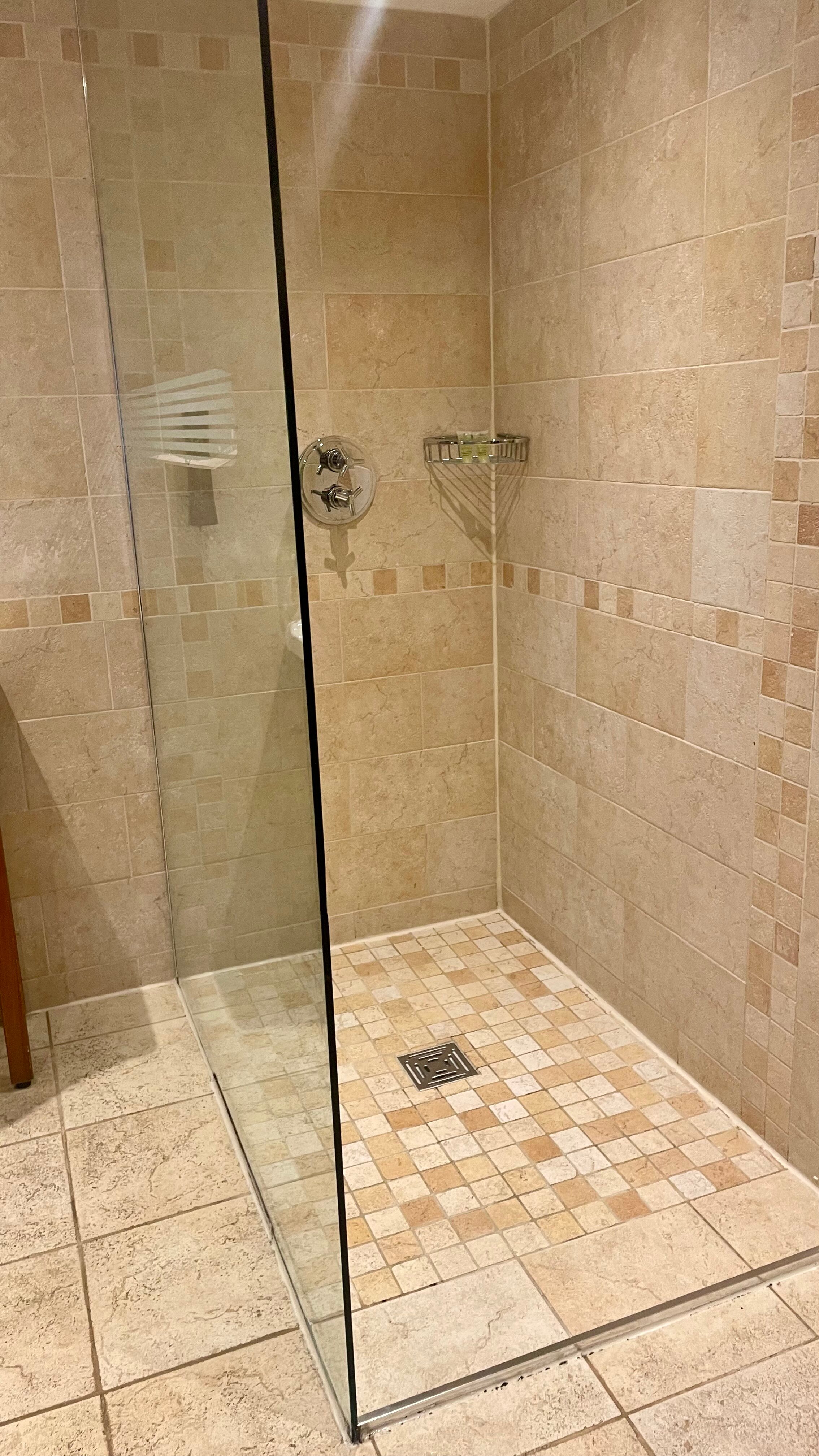 Guy's Thatched Hamlet-浴室