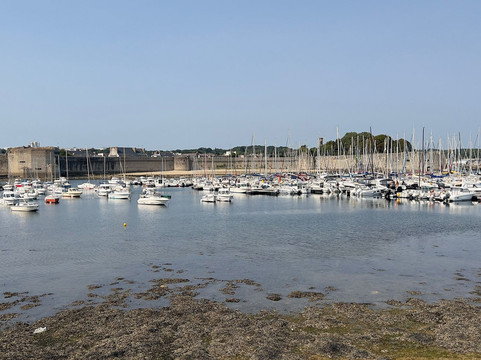 Port de Plaisance-孔卡尔诺必去景点