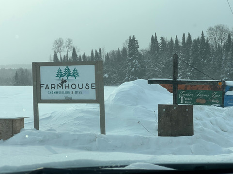 Farmhouse Snowmobiling and UTVs-普莱西德湖必去景点