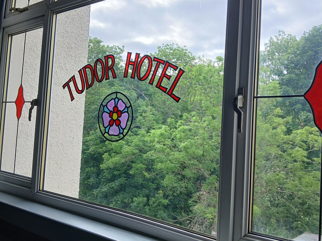 The Tudor Hotel Airdrie主图