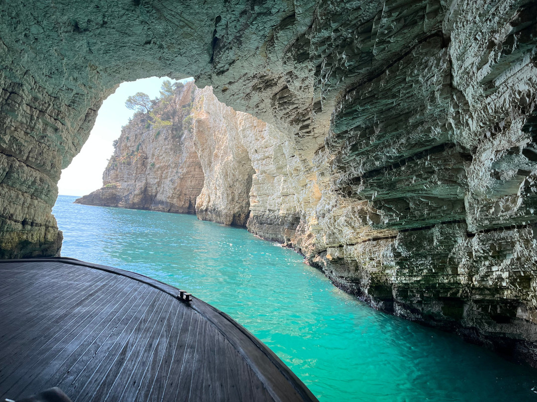 Costante Nicola Agenzia Tour Delle Grotte-佩斯基奇必去景点