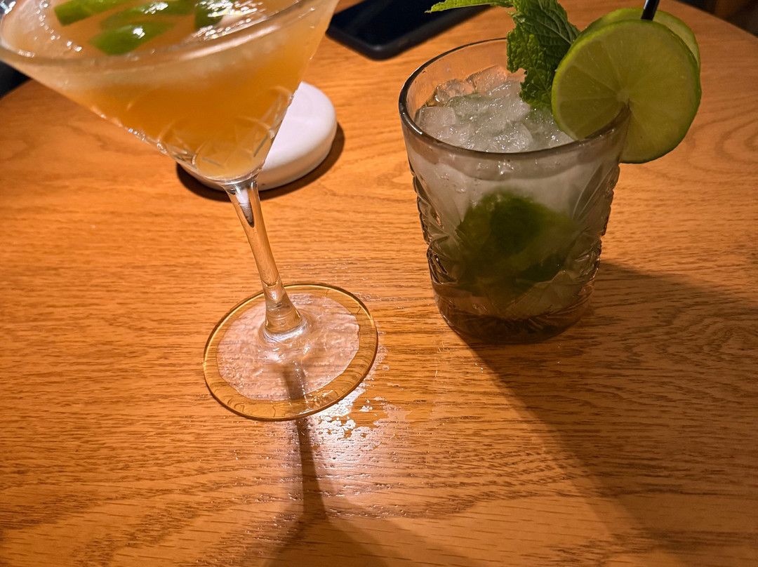 五月海滩酒店主图