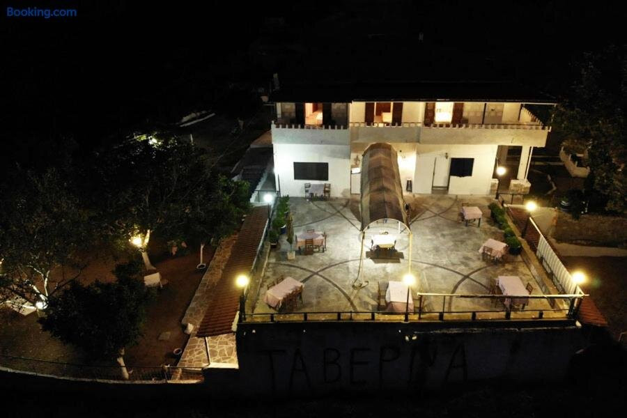 Rizos Veranda - Rooms and Restaurant