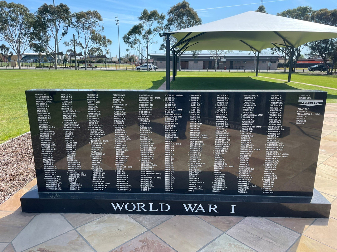 Horsham & District War Memorial & Cenotaph-霍舌姆必去景点