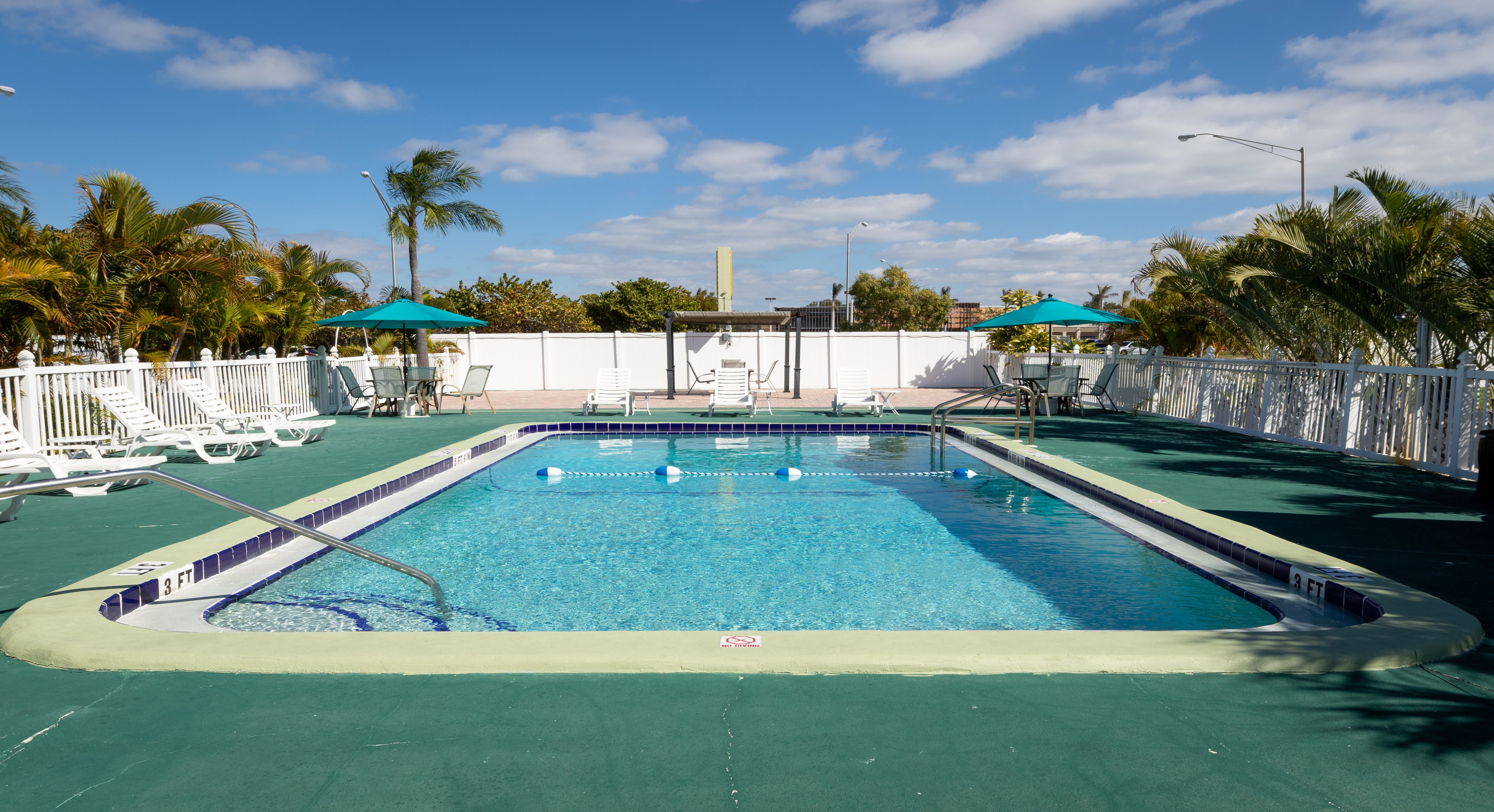 Sunshine Inn & Suites-官方