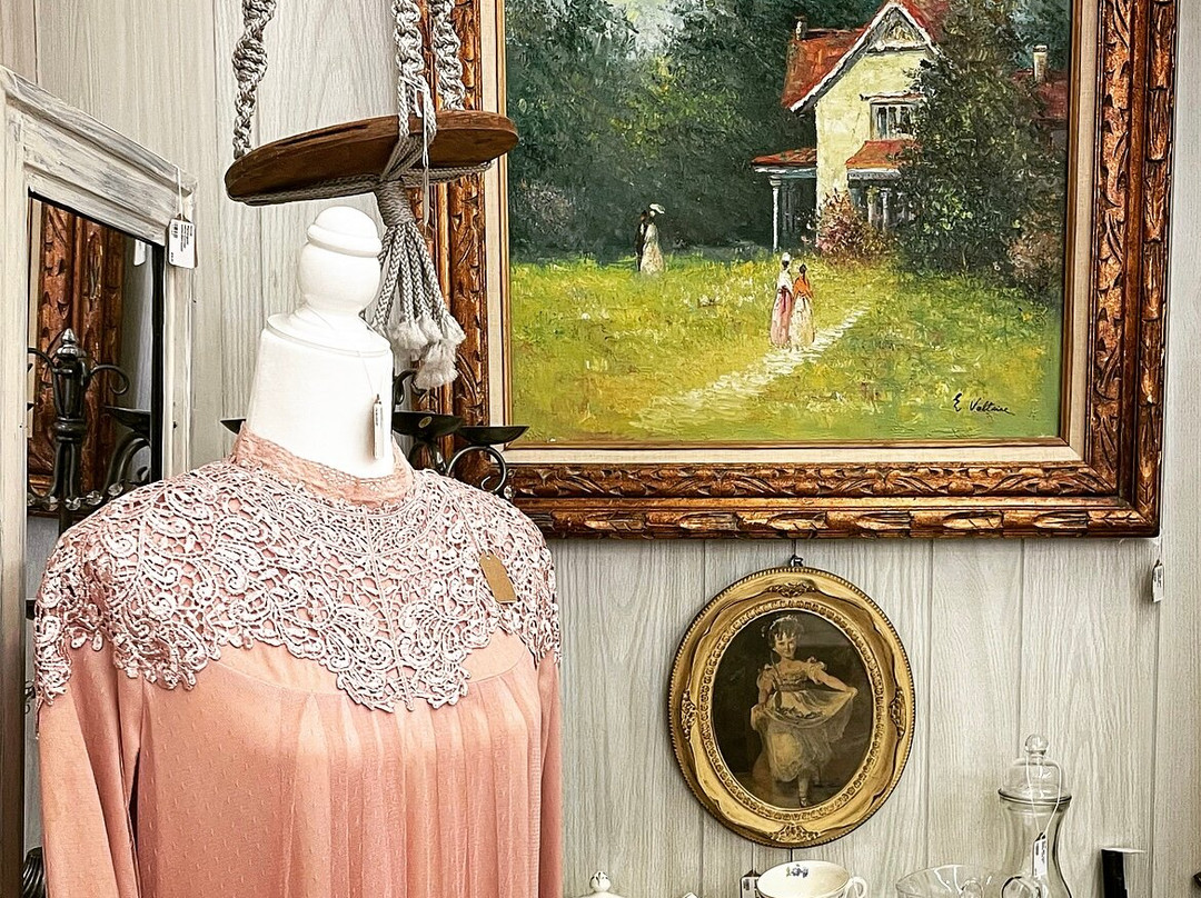 Antiques & Uniques Vintage Market景点图片