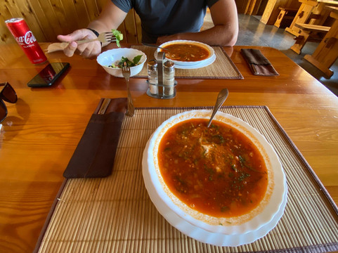 Tri Peskarya Kharchevnya