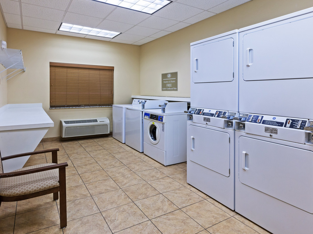 贝敦烛木套房酒店主图