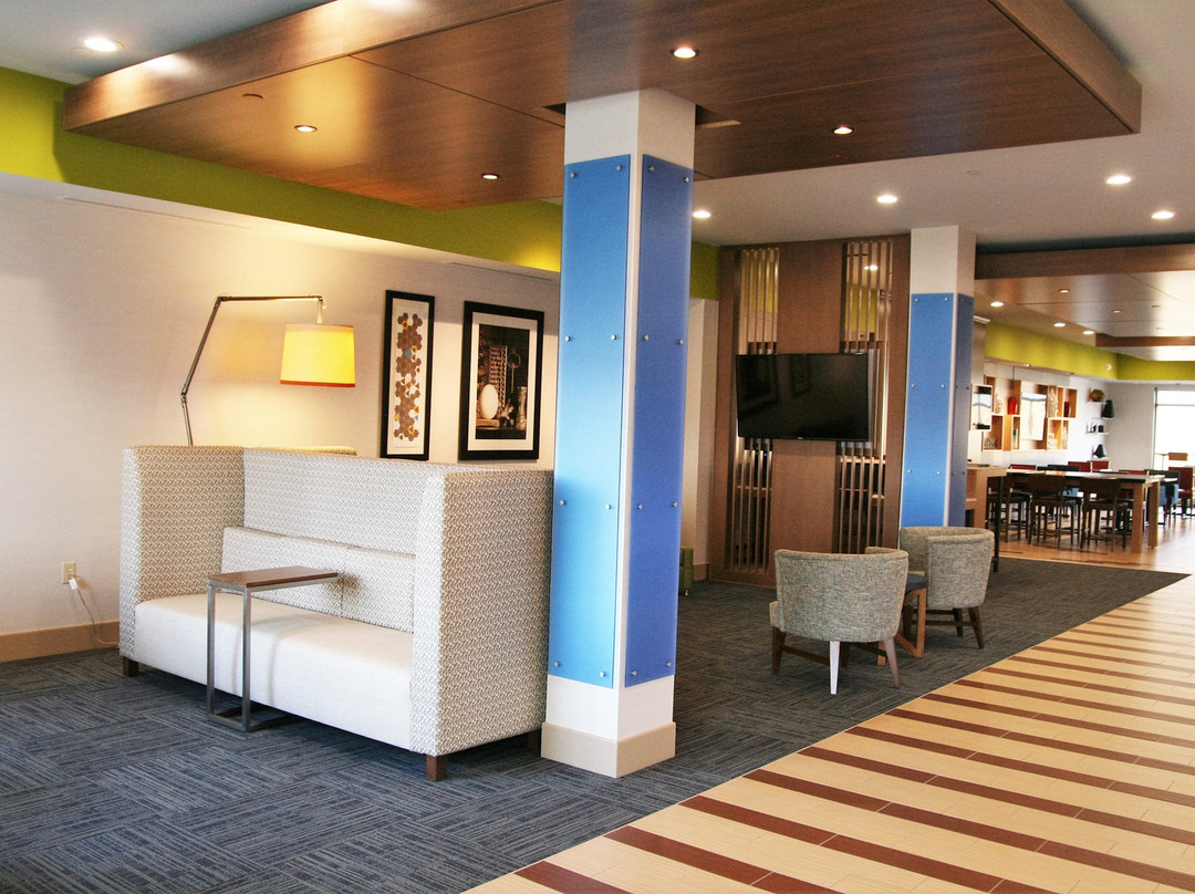 Holiday Inn Express & Suites Clarion By IHG主图