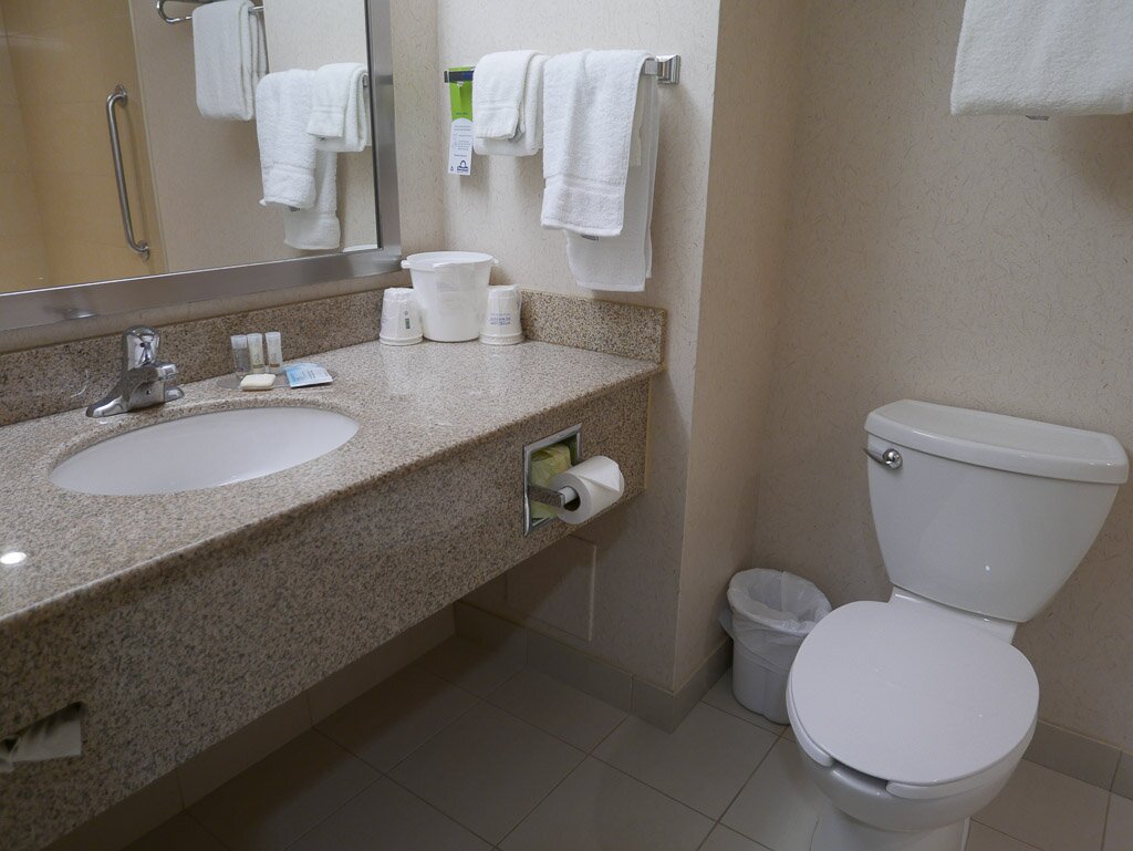 Days Inn & Suites by Wyndham Collingwood-浴室