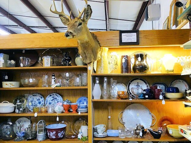 Sisters Antiques LLC景点图片