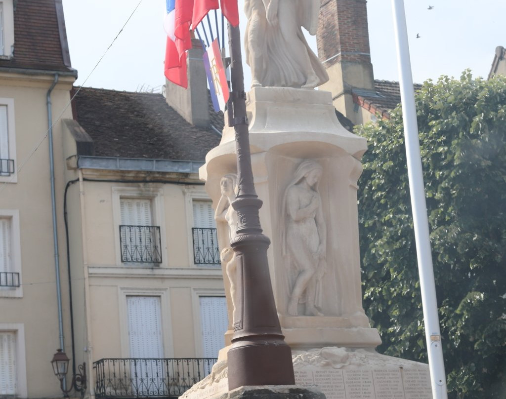 Monument Aux Morts D'autun景点图片