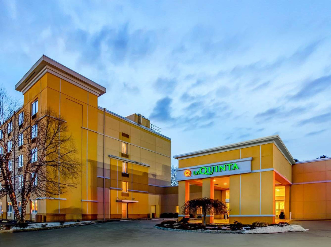 丹伯里拉昆塔温德姆套房酒店主图