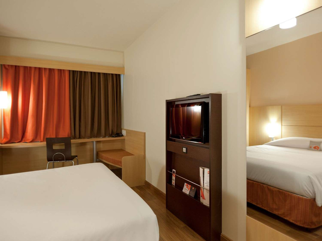 宜必思帕苏丰杜中心酒店主图