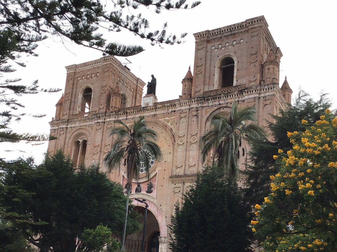 Plaza Abdon Calderon景点图片