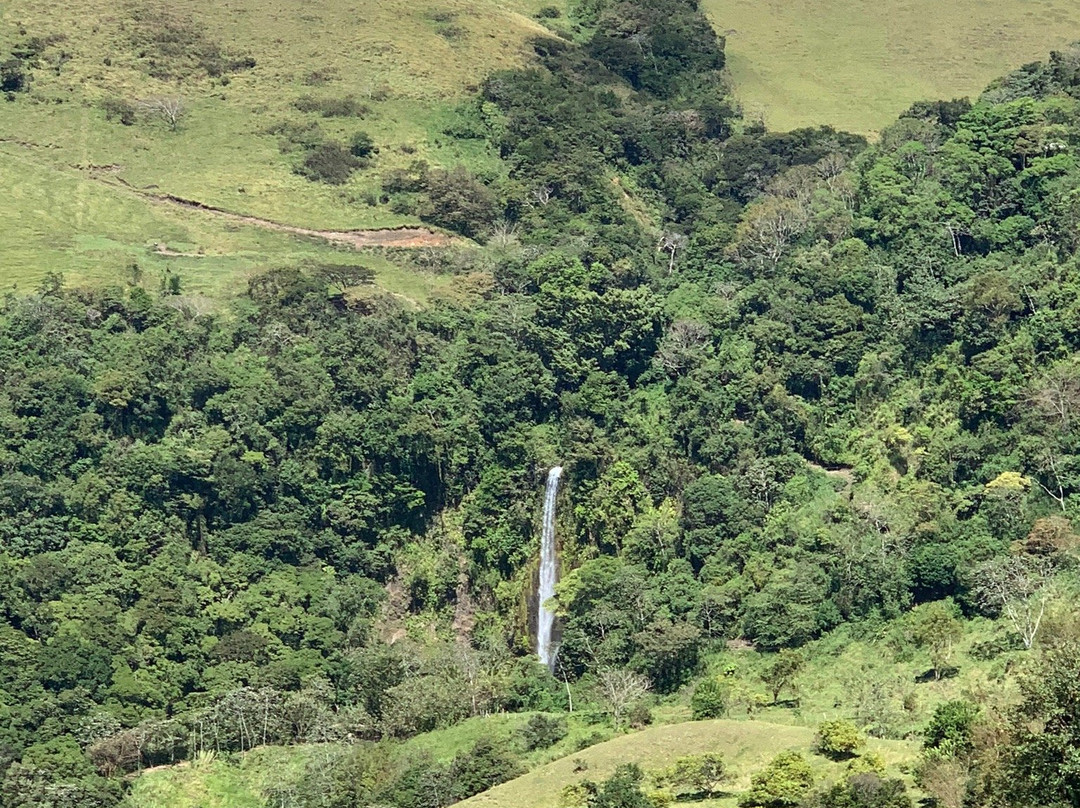 Viento Fresco Waterfall景点图片