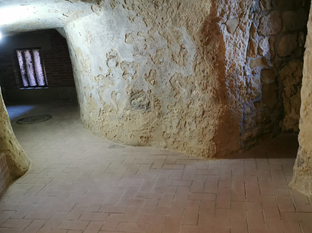 Colección de Arte Sacro y Cuevas del Conventico-梅利利亚必去景点