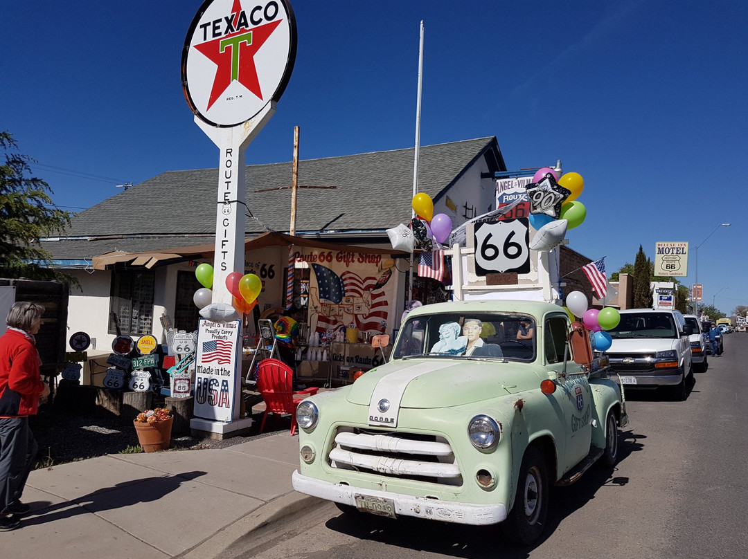 塞利格曼旅游景点-Angel & Vilma Delgadillo's Route 66 Gift Shop & Visitor's Center