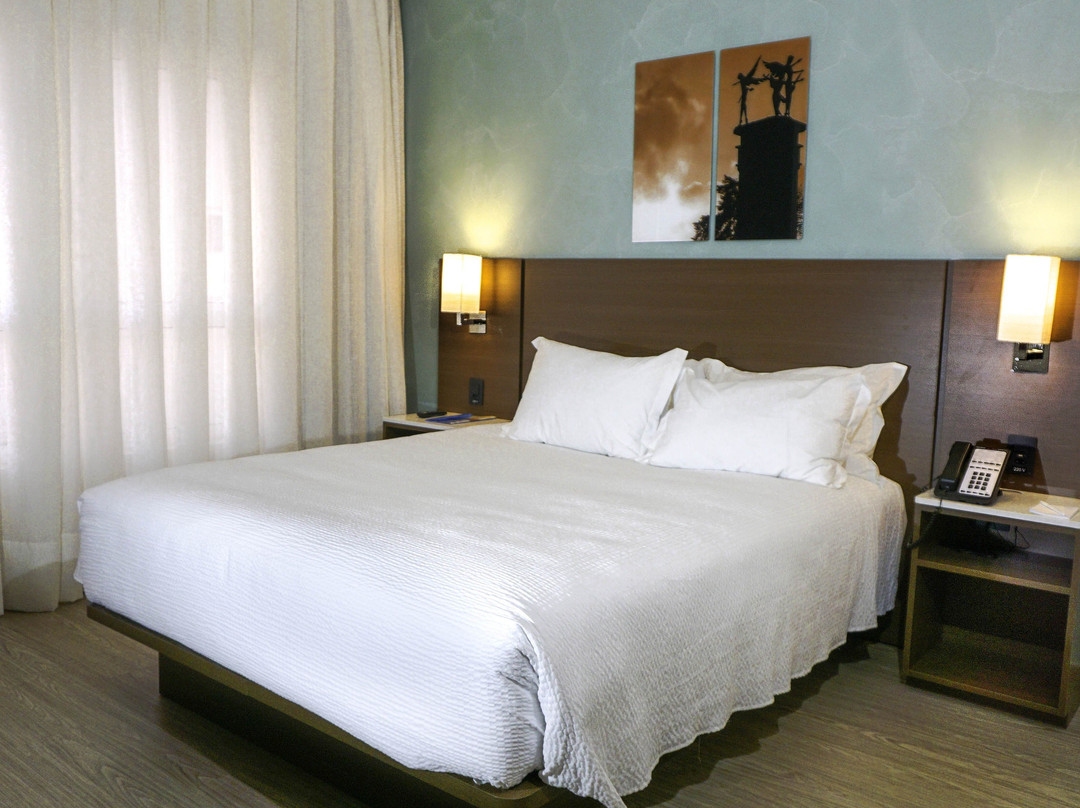 宜必思尚品库里提巴机场主图