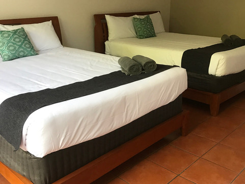 Birch Motel Bowen主图