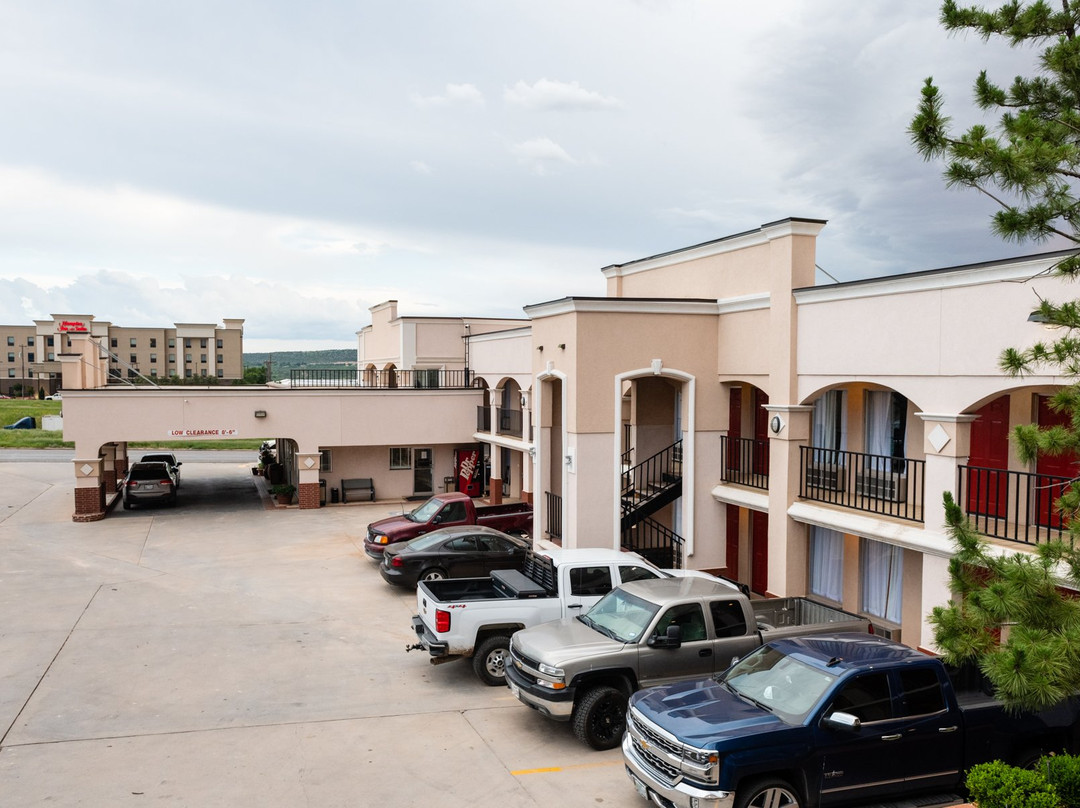 Advantage Inn & Suites主图