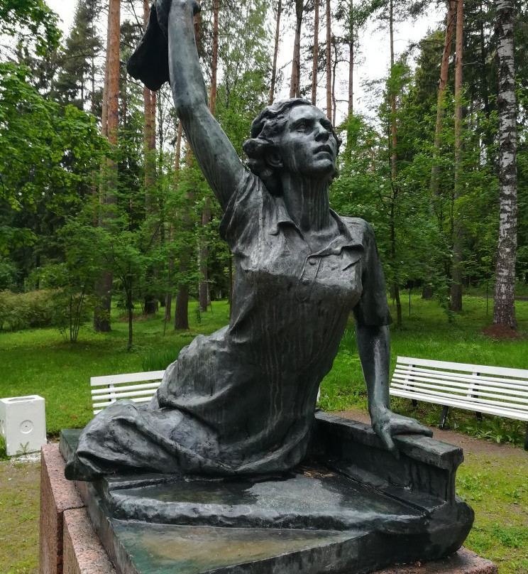 Monument to Raymonde Dien景点图片